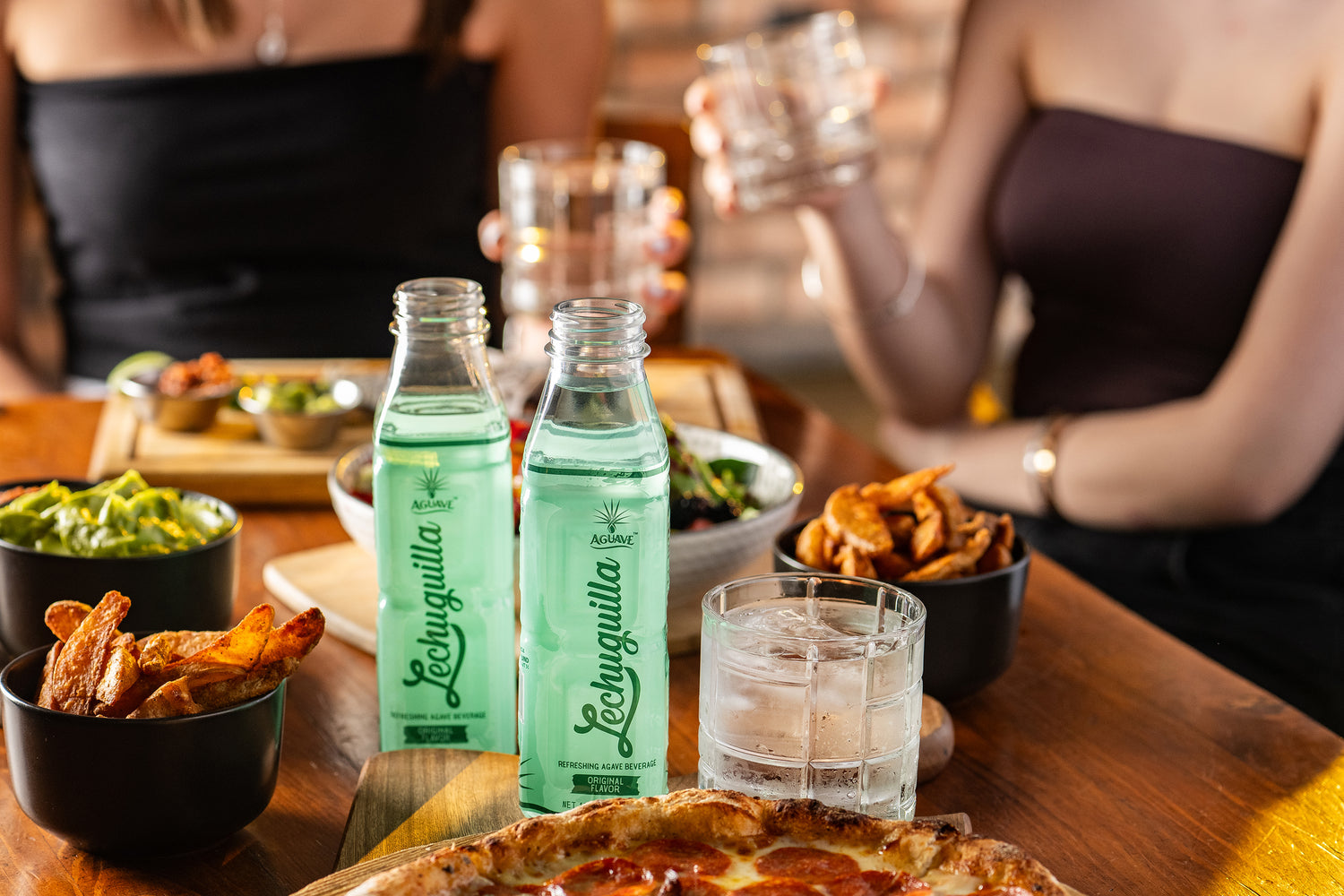 Image of two Lechuguillas at a bar with two girls enjoying it